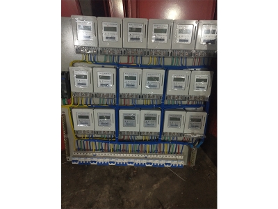 安裝配電箱時(shí)，如何確保電氣連接的可靠性和安全性？